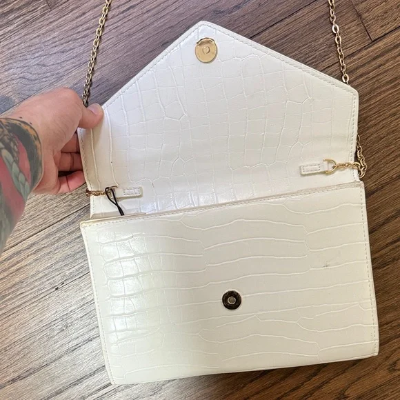 White Croc-Embossed Chain Strap Crossbody Bag - Picture 5 of 10